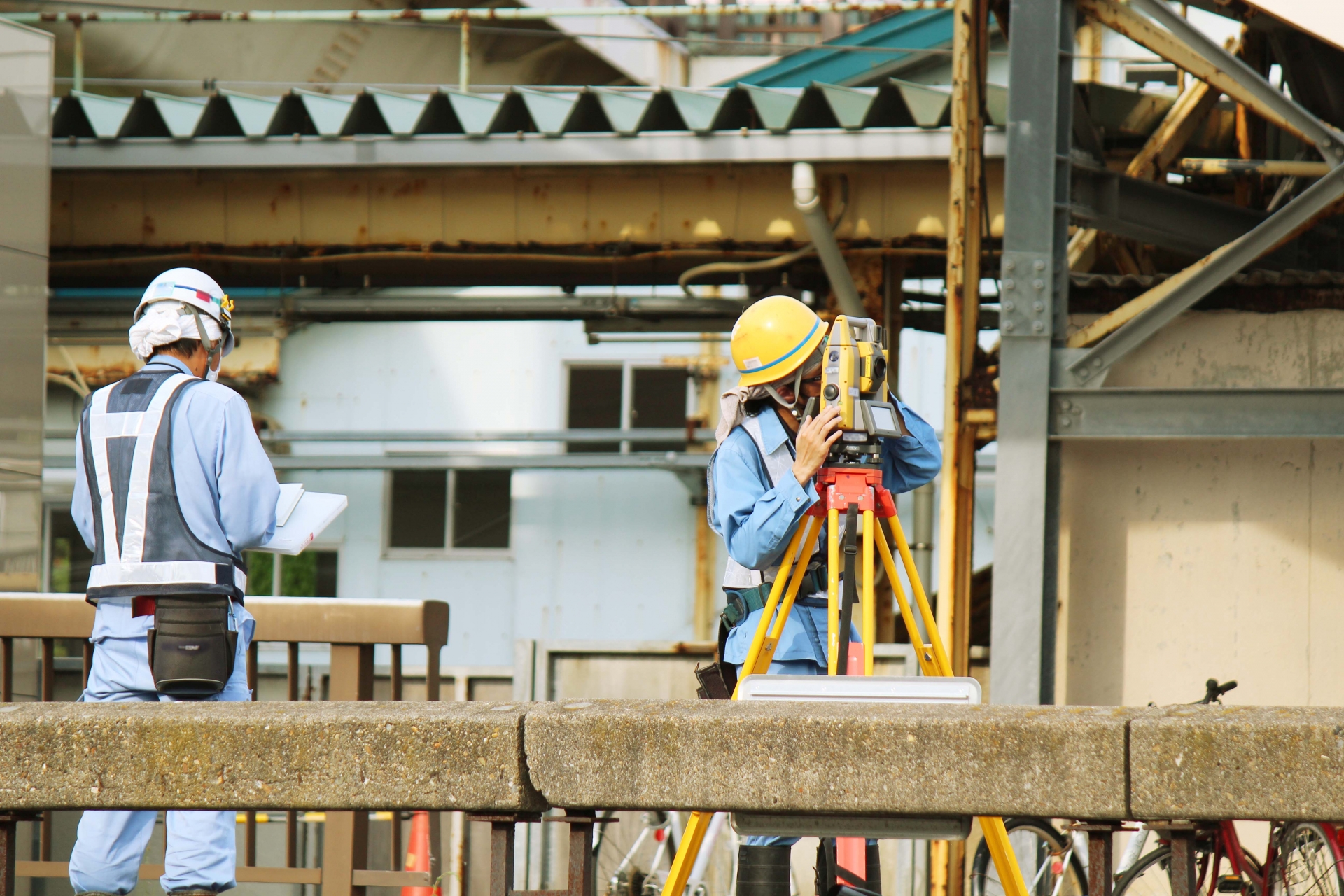 工事現場で測量中の様子
