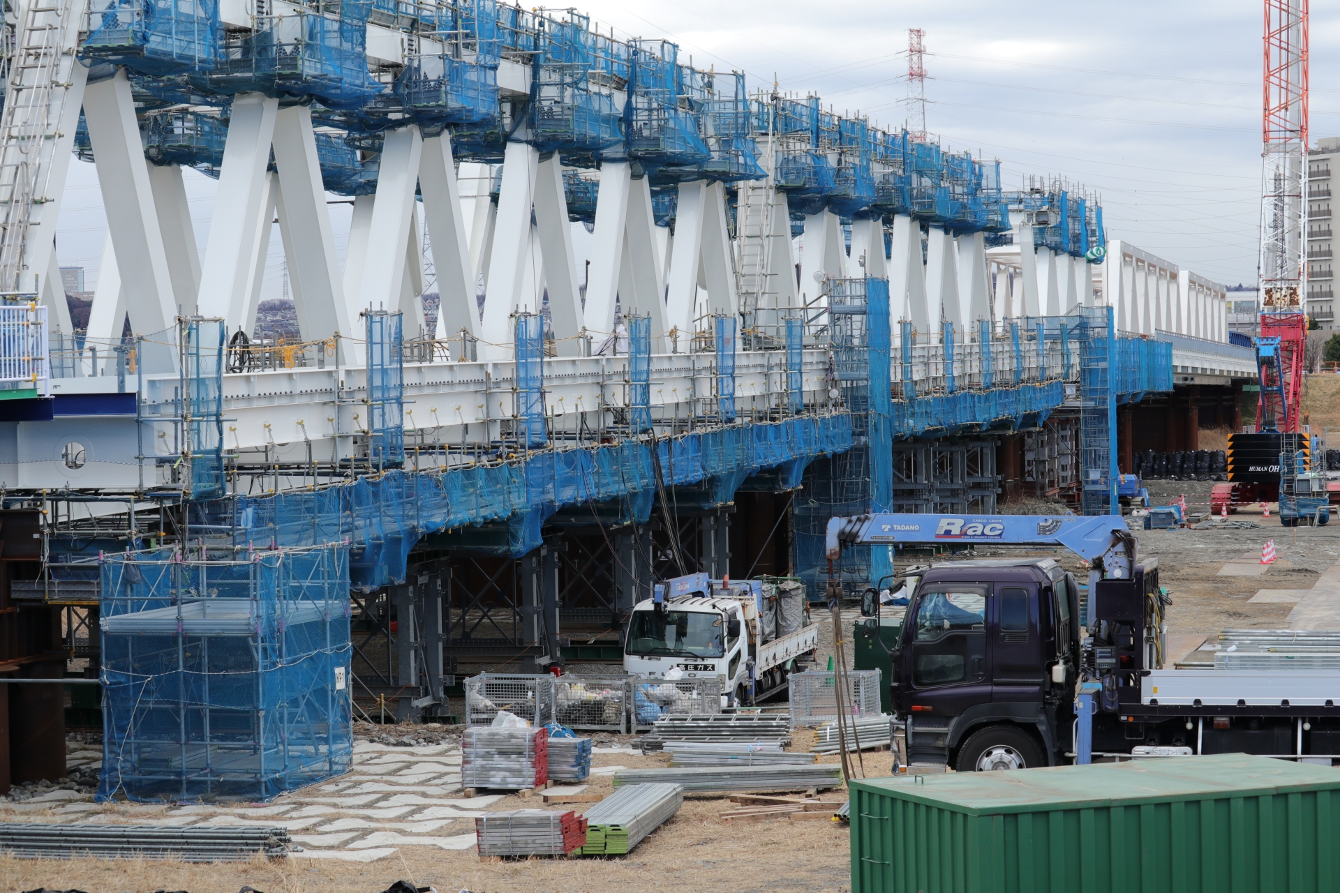 橋の建設工事をしている画像