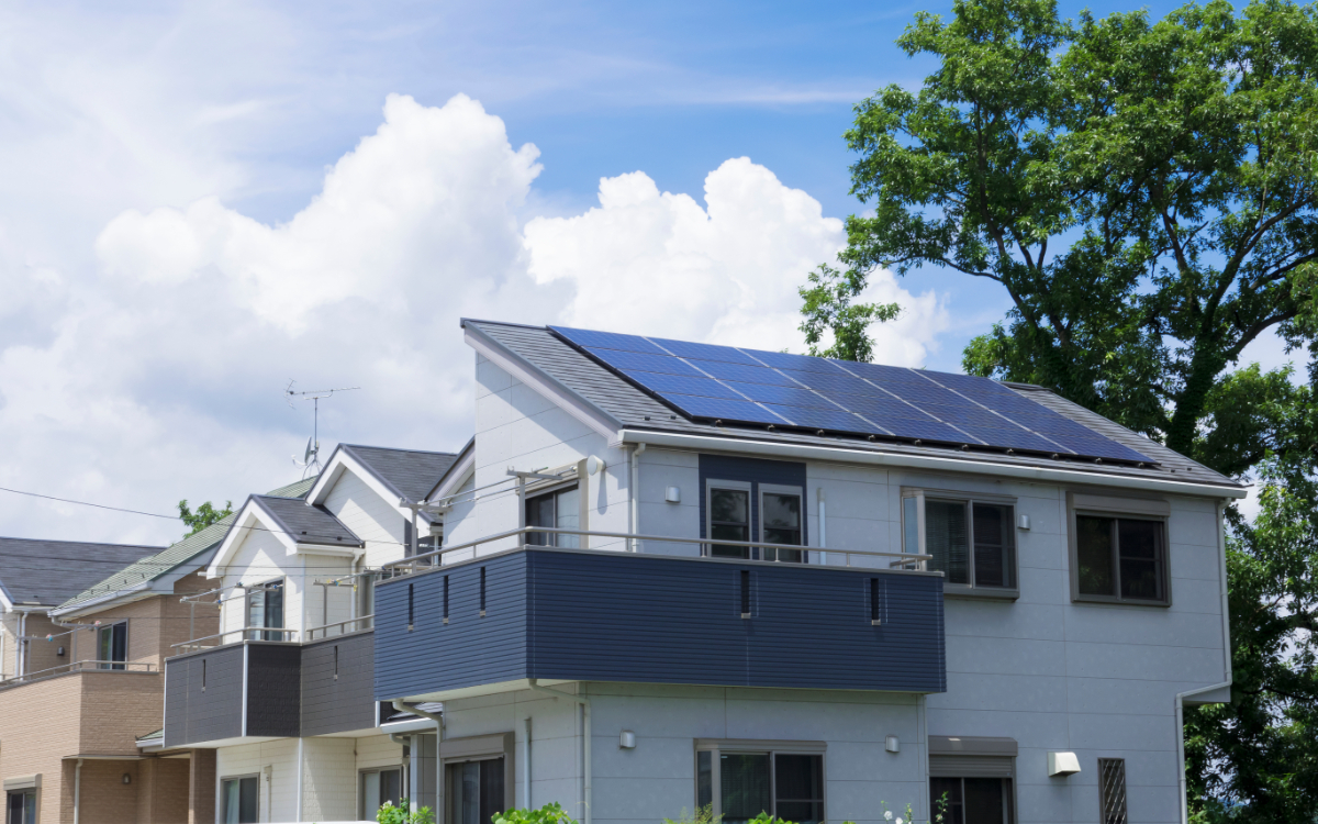 屋根に設置したソーラーパネルの画像