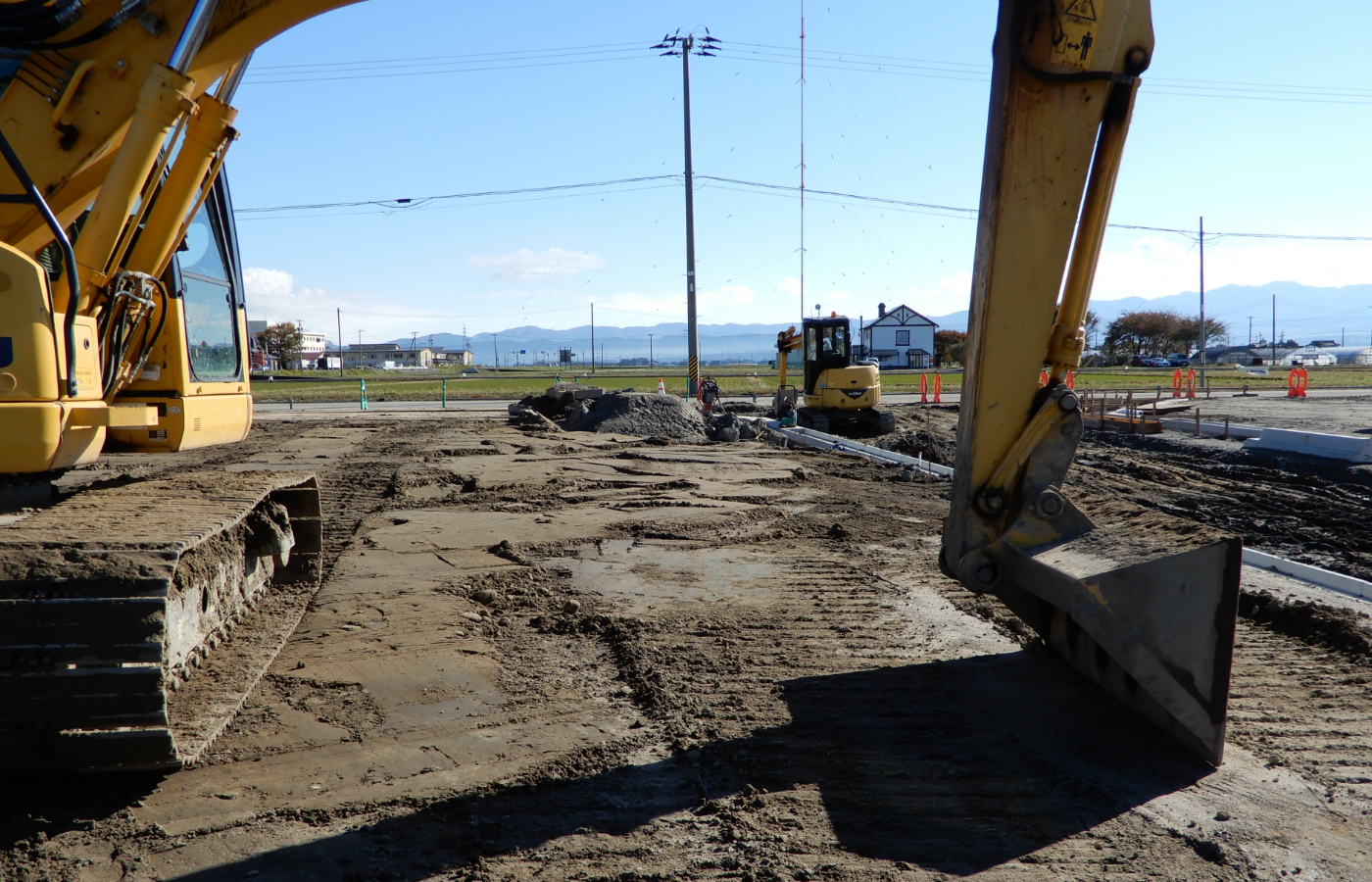 ショベルカーで土木工事をしている様子